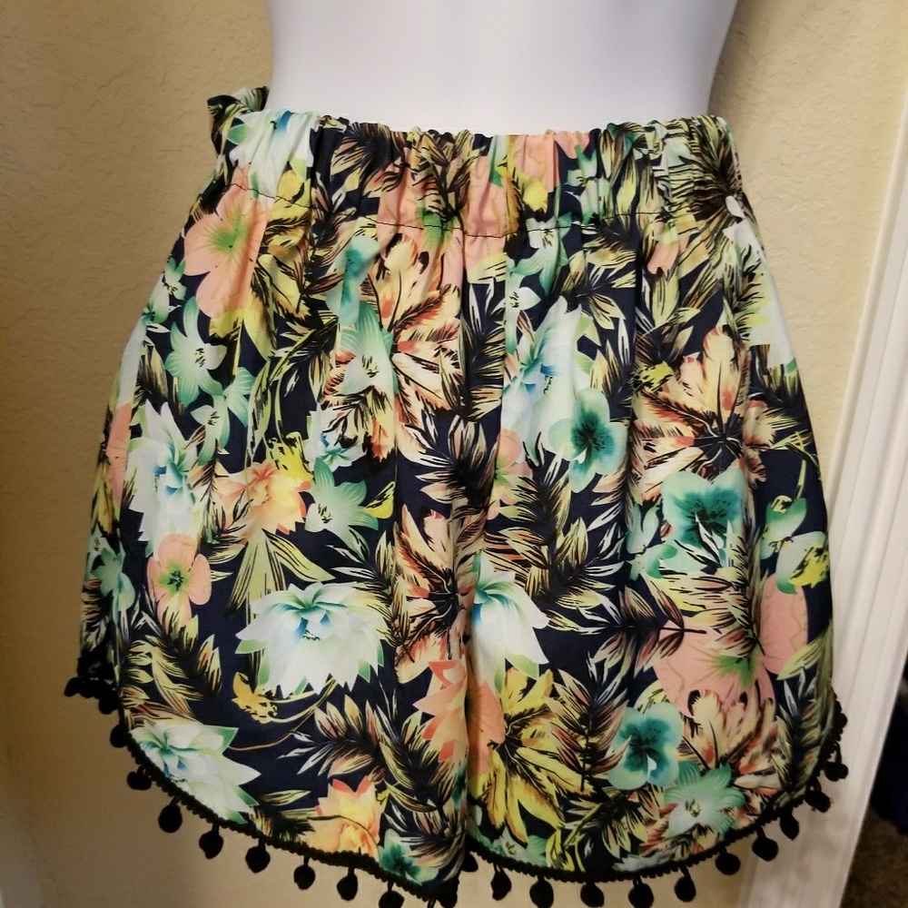 New Tropical Beach Pom Pom Shorts Size Small